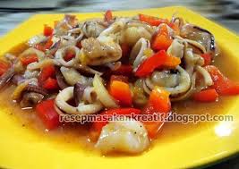 Langkah pertama tumis bawang bombay dan bawang putih sampai tercium aroma wangi sedap, kemudian masukkan serai, cabai merah, cabai hijau dan juga jahe sampai setengah matang. Resep Cumi Asam Manis Pedas Praktis Aneka Resep Masakan Sederhana Kreatif