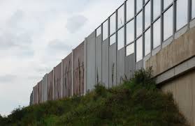 Zu unterscheiden sind lärmschutzwälle und lärmschutzwände. Larmschutzwand Wikipedia