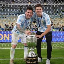 Cuando recién daba sus primeros pasos en su pequeño pueblo. Gonza On Twitter Que Locura Lo De Julian Alvarez De Admirarlo A Messi Y Verlo Por Tele A Jugar Con El Y No Solamente Eso Sino Ser Campeon De La Copa