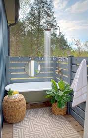 Yeah, that's a ginormous bathtub in the middle. A Summer Outdoor Bathroom The Luxurious Way To Cool Off