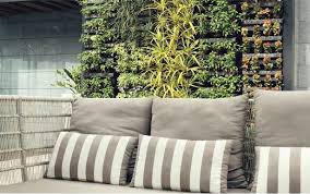 Un mur végétal est un ensemble de plantes disposées sur une surface verticale comme un mur à l'intérieur ou à l'extérieur de la maison. Comment Creer Un Mur Vegetal Exterieur Sur Son Balcon