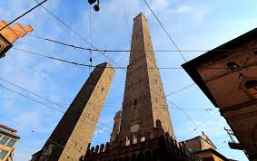 Bologna La Sua Fama La Precede Capitale Europea Della Cultura Nel 2000 E Conosciuta Con Il Terzetto Di Soprannomi Che La Vogliono Dot Bologna Citta Terzetto
