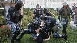 Акции и митинги уже начинаются на дальнем востоке, а силовики с самого утра проводят превентивные задержания во всех регионах страны. Desyatki Izbityh Tysyacha Zaderzhannyh Na Mitinge Za Svobodnye Vybory V Moskve Novosti Iz Germanii O Rossii Dw 27 07 2019