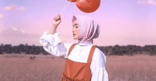Download lagu terbaru » top lagu indonesia » save video youtube ». Menulis Sendiri Lirik Lagu Jingga Fatin Shidqia Lubis Bersyukur