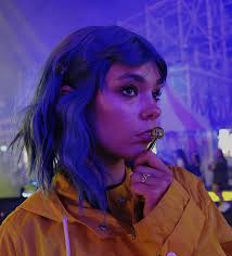 Oh my twitchy, witchy girl. I think you are so nice. I give you bowls of  porridge. I give you bowls of ice... cream 🪡