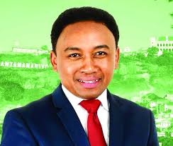 Ho an'ny kaominina Antananarivo renivohitra, dia fantatra omaly teny  Nanisana ny laharan'ireo kandidà ben'ny tanàna dimy hifaninana. N°1:  Ralaiarimanana Elias (kandidà tsy miankina) N°2 : Randriamasinoro Tahiry Ny  Rina(TIM) N°3 : Rakotoarisoa