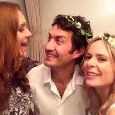 Foto: Gabriel Braga Nunes e Isabel Nascimento Silva recebem cumprimento em  almoço para celebrar casamento