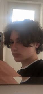 Cute Aesthetic Boy With Middle Part And Eboy Middle Hair Short Hair For Boys Middle Part Hairstyles