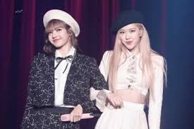 Blackpink lisa jisoo rose jennie wallpaper lockscreen hd fondo de pantalla jenlisa lisa x jennie gambar foto abstrak fotografi. 10 Momen Kompak Rose Dan Lisa Blackpink Friendship Goals Abis