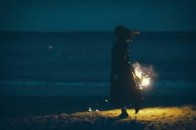 夜の浜辺で手持ち花火と女性のシルエット のフリー素材 photo outdoor celestial