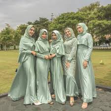 Manis banget yah kalo warna warni pastel dipadukan. 10 Ide Seragam Bridesmaid Dengan Warna Hijau Kompak Tampil Fresh