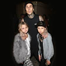 Kourtney's new man, travis barker. Blink 182 Star Travis Barker Eine Million Dollar Fur Hilfe Zum Selbstmord Bunte De