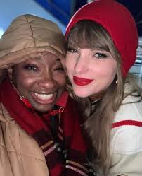 Un'impiegata dello stadio Highmark, Jerris Rainey, afferma che Taylor Swift  le ha lasciato una mancia di $100 durante la partita. Rainey ha definito  Taylor una "dolcezza" e ha avuto un'indimenticabile opportunità di