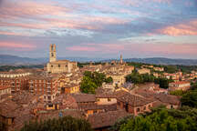 Er is voor reizigers die aankomen met een auto gratis parkeren beschikbaar. Blick Auf Perugia Und San Domenico Umbrien Italien Stockfoto