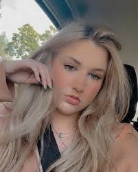 Heidi Corwin's Instagram, Twitter & Facebook