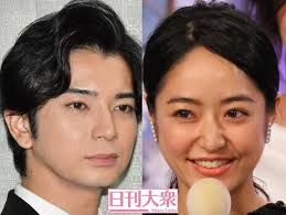 人気アイドルグループ 「嵐」 の 二宮和也（にのみや かずなり） さんが元フリーアナウンサーの一般女性と結婚した事で、同グループメンバーの結婚ラッシュが巻き起こる. äº•ä¸ŠçœŸå¤®ã®æœ€æ–°æƒ…å ± æ—¥åˆŠå¤§è¡†
