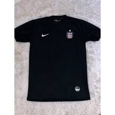 Os alunos estão um tanto sonolentos em seus uniformes brancos e azuis. Camisa Selecao Da Inglaterra Preto Simbolo Escudo Camaleao Brilha Na Luz Shopee Brasil