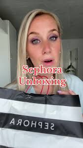 Sephora unboxing van virale producten 🥳 in Dubai krijg je de taks terug  betaald waardoor het zelfs goedkoper is dan hier! Wel je internationaal  paspoort aan de kassa laten registreren anders kan je er ...