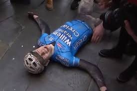Echter op 5 maart werd bekendgemaakt dat de wedstrijd was uitgesteld in verband met de uitbraak van de coronapandemie in italië. Watch Broken Wout Van Aert Guts Out Strade Bianche Finish
