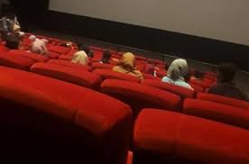 Sinopsis secret zoo di bioskop: Ketika Pemutaran Film Di Bioskop Tak Lagi Tepat Waktu Kompasiana Com