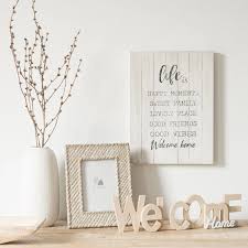 Maisons du monde propose une antisèche utile et fort bien faite avec un générateur d'idées cadeau intégré à son site ! Parola Decorativa Da Parete Colore Bianco E Naturale 43x12 Cm Welcome Home Maisons Du Monde Idee Cadeau Maison Cadeau Maison Maison Du Monde