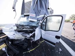 Dopo lo schianto, uno dei tir ha preso. Tragico Incidente Sulla A1 Tir Travolge Carro Soccorso Due Morti Corriere It