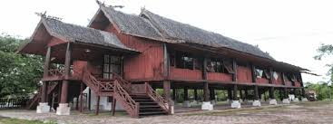 Sebenarnya 7 rumah adat tersebut masih dalam jenis yang sama yaitu rumah betang. 5 Rumah Adat Kalimantan Beserta Sejarah Gambar Penjelasan