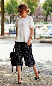 Calça Xadrez Feminina Preta E Branca 8 Office Looks Para Os Dias Mais Quentes Outfits Looks Femininos Calca Pantacourt E Looks