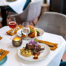 restaurant kreuz kummel in mitte berlin creme guides streetfood currywurst kummel