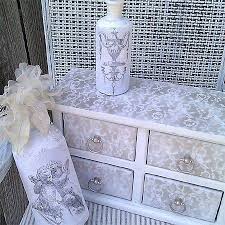 Geniş renk yelpazesine sahip boyalardan size uygun rengi seçmekte zorlanabilirsiniz. Dantel Ve Sprey Boya Ile Mobilyalari Yenileme Fikri Ev Duzenleme