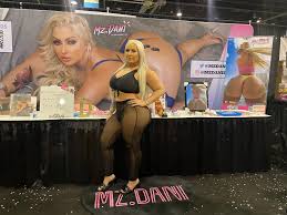 EXXXotica 2022: Getting Blown Away in the Windy City – PAWG with a Blog