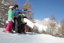 Il carosello più bello delle dolomiti ti aspetta. Pacchetto Vacanza Hotel Famiglia Val Di Fassa Le Dolomiti Per La Famiglia Offerte Per Bambini In Vacanza Montagna Neve Sci