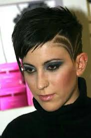 Visualizza altre idee su capelli corti rasati, capelli corti, capelli. Taglio Capelli Corti Rasati Ai Lati Con Disegni