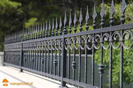 Selain memiliki manfaat untuk untuk membuat pagar minimalis bisa menggunakan beberapa bahan antara lain pagar dari kayu, pagar dari besi atau baja ada juga pagar dari bahan batu alam. 7 Desain Pagar Besi Minimalis Bikin Rumah Makin Aman