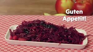 Wenn sie rotkohl aus dem glas zu einer raffinierten beilage machen möchten, benötigen sie nach einem rezept des ernährungsmagazins essen. Rezept Quickies Das Einfachste Rotkohl Rezept Der Welt Youtube