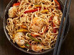 Wok De Nouilles Et Crevettes Caramelisees Recipe Food Recipes Nutrition Recipes
