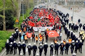 Auch der ehrentreffer liegt für die türkei nicht wirklich in der luft. Turken Gegen Kurden Kampf Auf Deutschen Boden Verlagert Baden Wurttemberg Stuttgarter Nachrichten