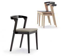 deze moderne houten mirto stoel met modern italiaans design is een stevige stoel met een gestoffeerde zitting het frame van de arm stoelen interieur houten