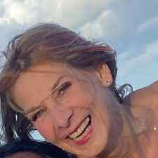 Profil za Julie Snowball Ceramic Artist