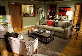 Modern Family 3 Funny Families And Their 3 Fab Houses Modern Family House Family Living Rooms Big Living Rooms