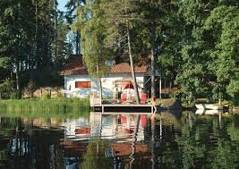 Unser ruhiges, modern ausgestattetes haus am see bietet mit seiner lage nur einen steinwurf von der uferkante entfernt die schönsten ausblicke auf den neuwarper see, einer bucht des stettiner haffs. Varmland Ferienhaus Am See Mit Boot Ferienhaus Ferienhaus Am See Ferien
