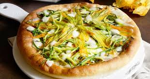 Per iniziare la preparazione della focaccia ripiena con zucchine e formaggi dovete partire dalla base, ovvero dalla realizzazione dell'impasto per la focaccia. Focaccia Con Zucchine Fiori Di Zucca E Mozzarella