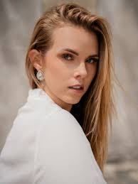 Mandy Hales's Instagram, Twitter & Facebook