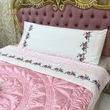 Masa Ortusu Fransiz Danteli Ve Simli Isvicre Keteni Gosterisli Ve Sik Sofralarda Yemek Sunmayi Ve Yemey Nevresim Takimlari Yatak Yastiklari Yatak