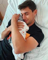 Нападающий национальной сборной украины по футболу роман яремчук после забитого мяча в ворота сборной нидерландов поцеловал камеру, которая транслирует поединок евро 2020. Forvard Sbornoj Ukrainy Vpervye Stal Otcom Novosti Na Kp Ua