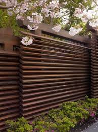 Datenschutz Zaun Ideen Und Kosten Fur Ihr Zuhause Garten Und Hinterhof Plus Pros Und Mit Bildern Modernes Zaun Design Moderner Japanischer Garten Moderner Zaun