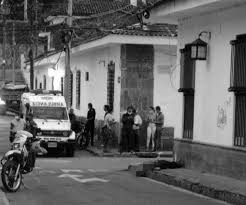 El hecho se habría presentado cuando hombres a bordo de una motocicleta le dispararon a la altura de la cabeza justo a pocos metros de la casa del joven. 5heeuucochlptm