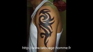 .ou bien un modèle grand qui nécessitera plusieurs séances), l'encre (un tatouage noir. Tatouage Homme Epaule Les Beaux Modeles Youtube