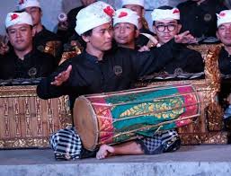 Gamelan terdiri dari beberapa alat musik, yaitu: 10 Alat Musik Tradisonal Bali Beserta Perkembangannya Lengkap