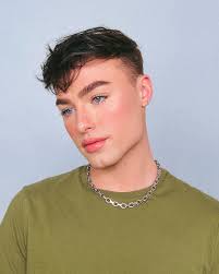 LIVING for this natural glam babyyy. Do you prefer to wear natural or full  glam? #makeupoftheday #motd #beautyeditorial #naturalmakeup #instaglam  #makeupaddict #glammakeup #beatface #malemakeup